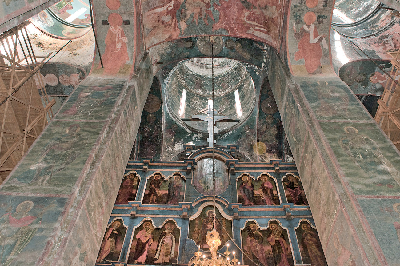 Cattedrale della Dormizione, interno. Vista verso est con la cupola principale e l’iconostasi. 5 luglio 2019

