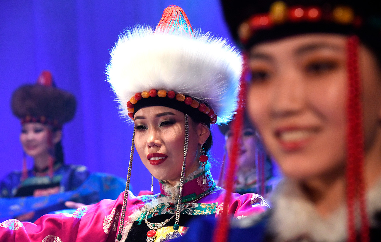 Mujeres de la región de Irkutsk, el krai de Zabaikalie, la república de Buriatia y Mongolia en un concurso de belleza.