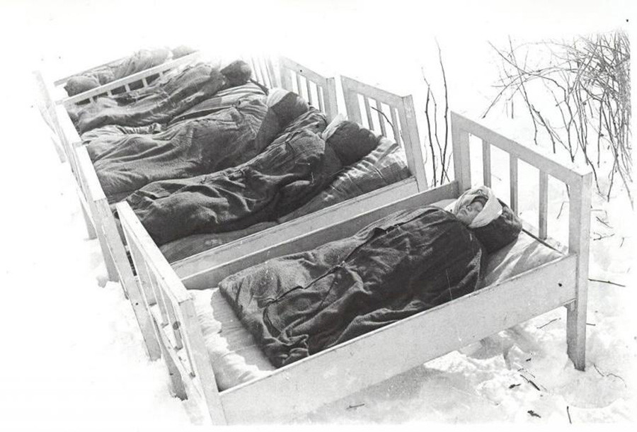 Des enfants soviétiques dorment dehors en plein hiver dans les années 1950.