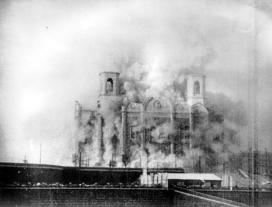 Photo prise lors de la destruction de la cathédrale