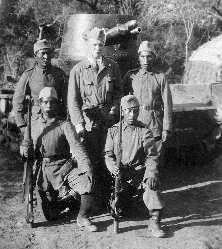 Bolivian soldiers in front of their tanks. Besides four natives, a German belongs to the crew.