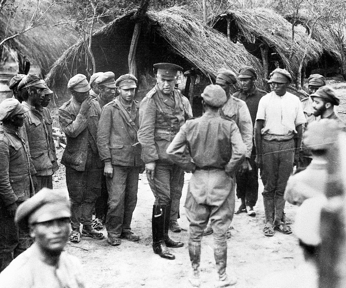 General Kundt inspects Bolivian soldiers during Chaco War.