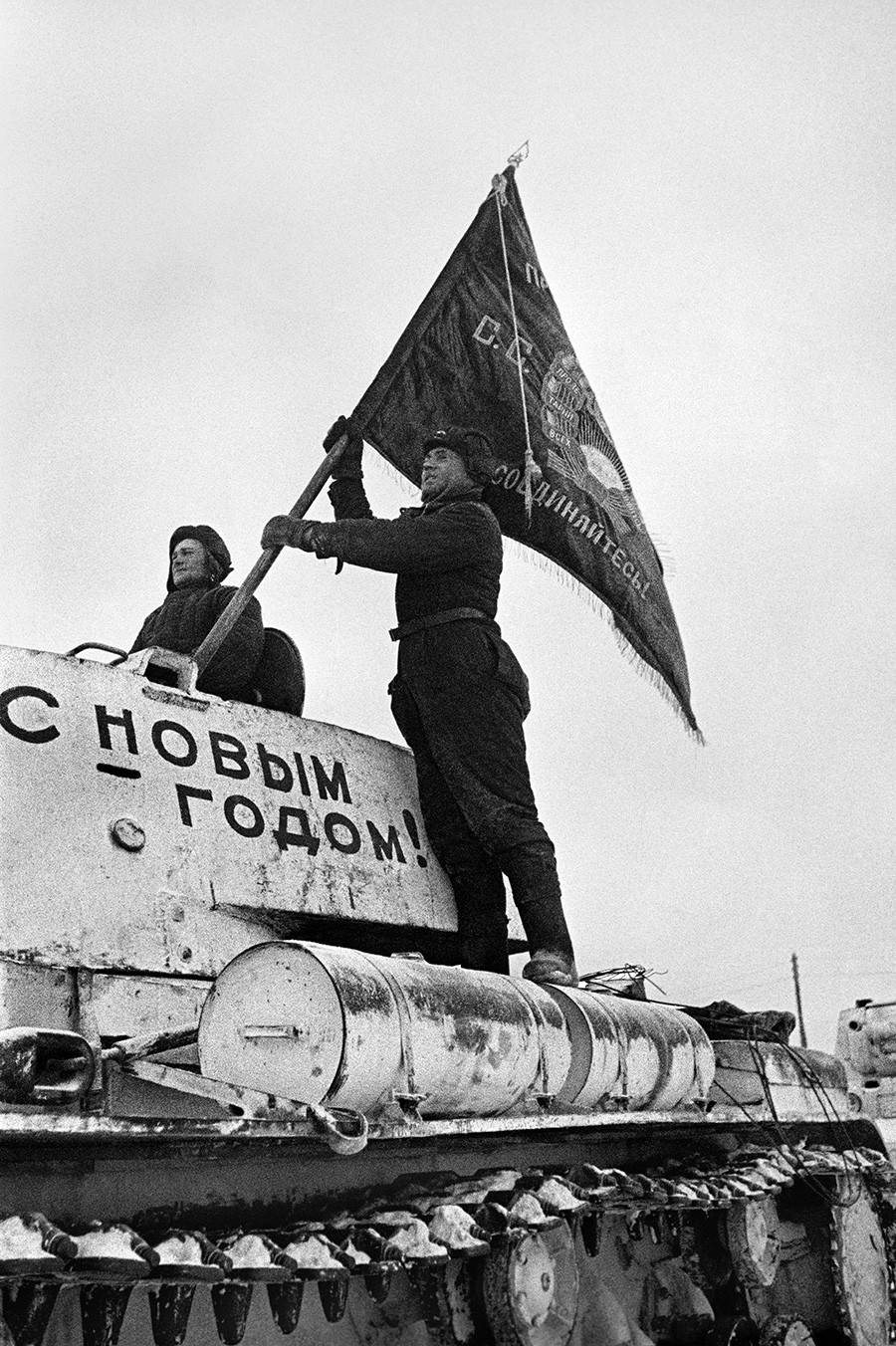 Тенкиста подиже почасну заставу на тенк. Тенкисти крећу на фронт. Одбрана Москве, 31. децембар 1941.