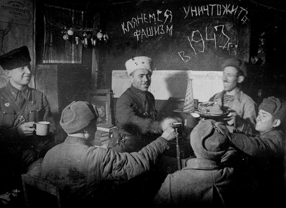 Припадници извиђачке и митраљеске чете 13. гардијске стрељачке дивизије, награђене Лењиновим орденом и двоструким орденом Црвене заставе, дочекују Нову годину. Стаљинградски фронт, 31. децембар 1942. године.