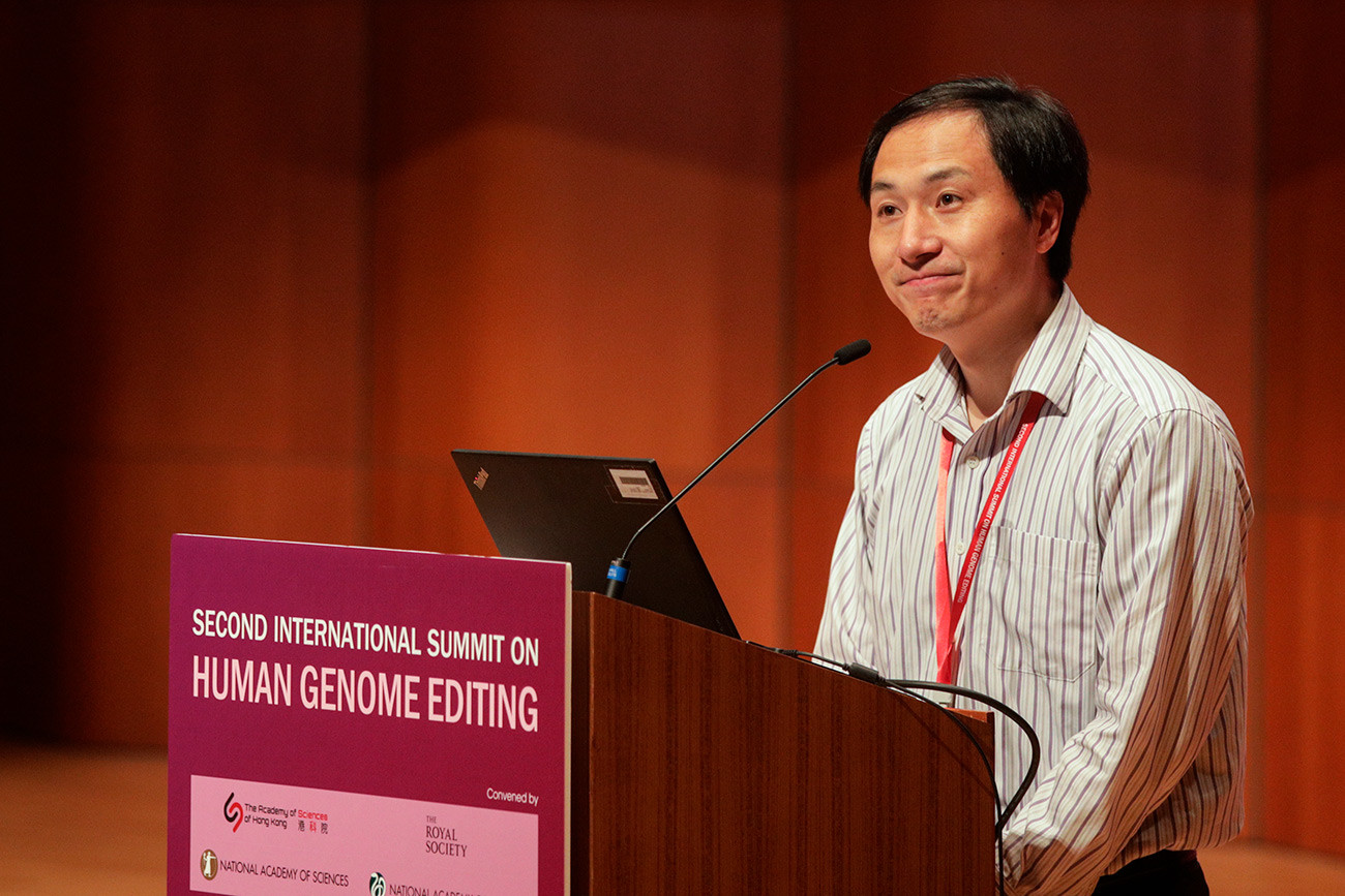 Кинески генетичар Хе Ђенкуеј са Јужног научно-технолошког универзитета у Шенџену (Кина) на Другом међународном скупу посвећеном редиговању људског генома, Универзитет у Хонгконгу.