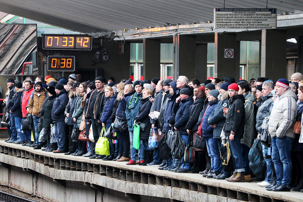 Putnici na postaji Vihino, na Tagansko-Krasnopresnjenskoj liniji Moskovskog metroa