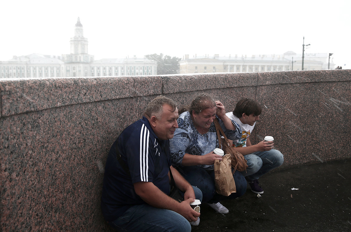 Sankt-Peterburg. Ljudi se kriju od kiše.

