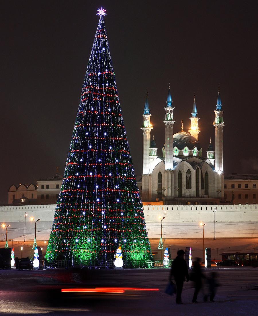 Pohon Tahun Baru dengan latar Masjid Kul Sharif di kota Kazan Rusia.