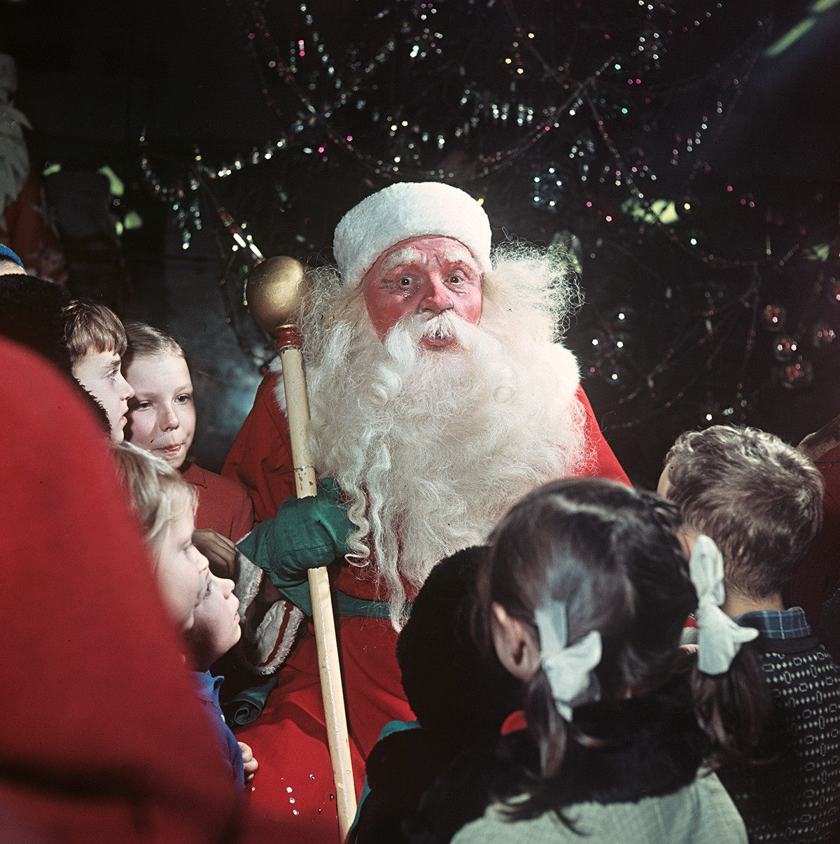 Ded Moroz (Kakek Salju) bercengkrama dengan anak-anak di Detsky Mir (mall khusus anak-anak) pada 1965.