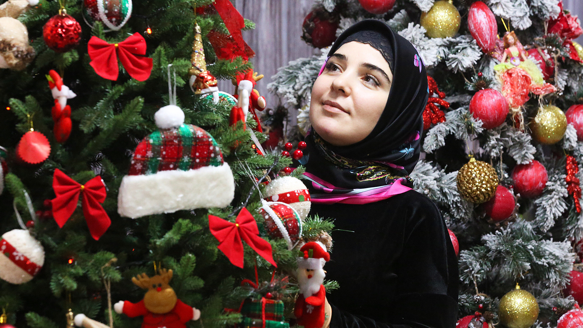 Мюсюлманка, пазаруваща новогодишни орнаменти в Грозни.
