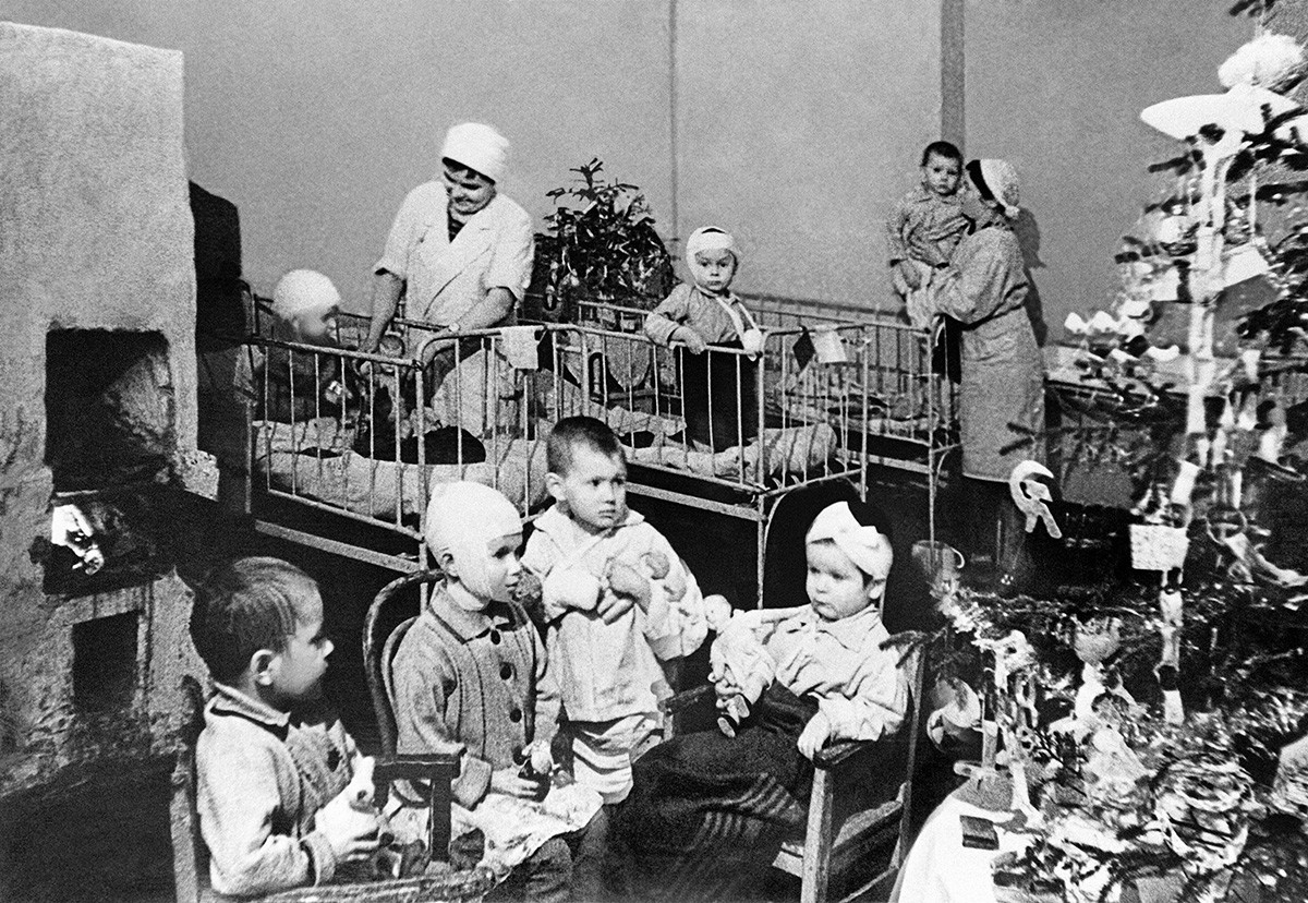 新年のパーティー、 レニングラードのこども病院、レニングラード包囲戦中（1941年12月8日ー1944年1月27日）