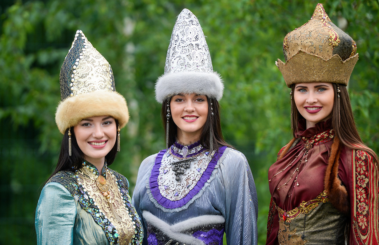Perempuan Tatar dalam pakaian dan topi tradisional saat perayaan di Kazan, Tatarstan, Rusia.