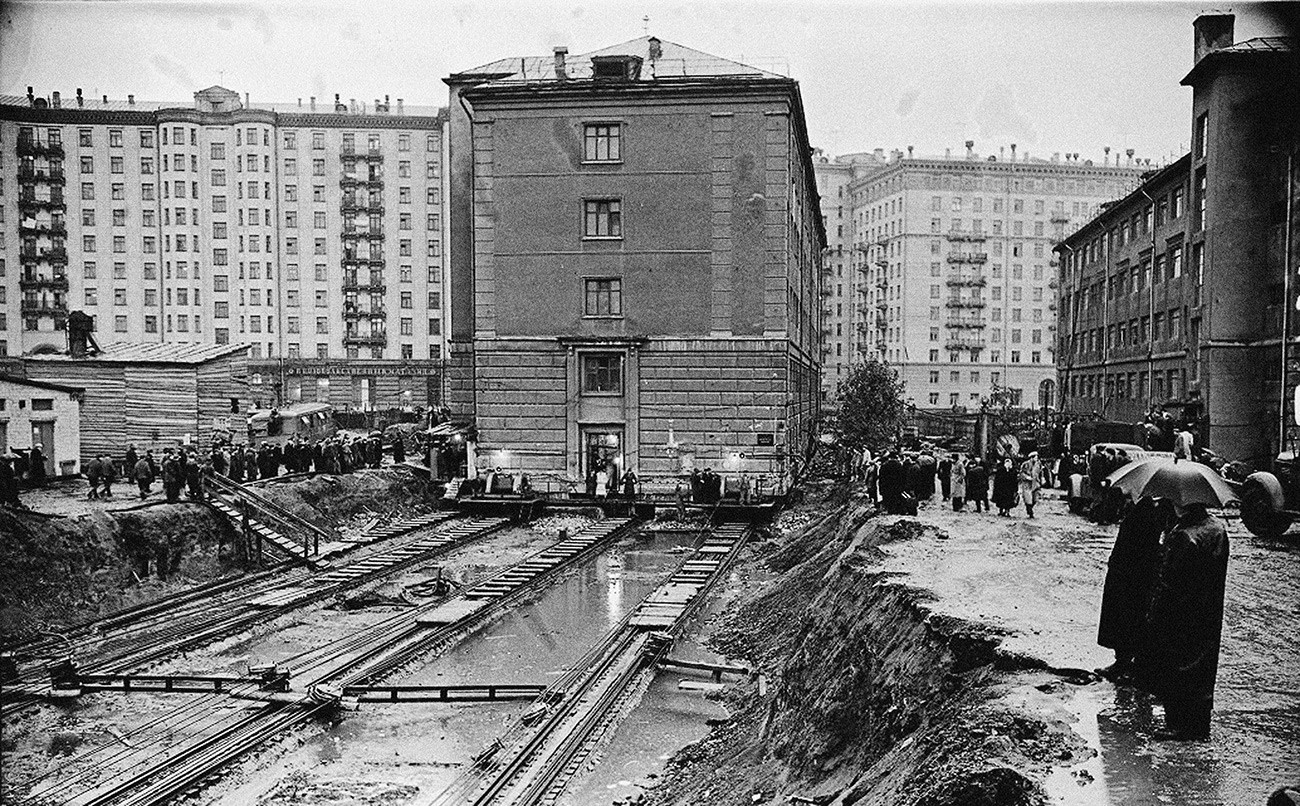 モスクワの区画整理、建物が移転されている、1930年代