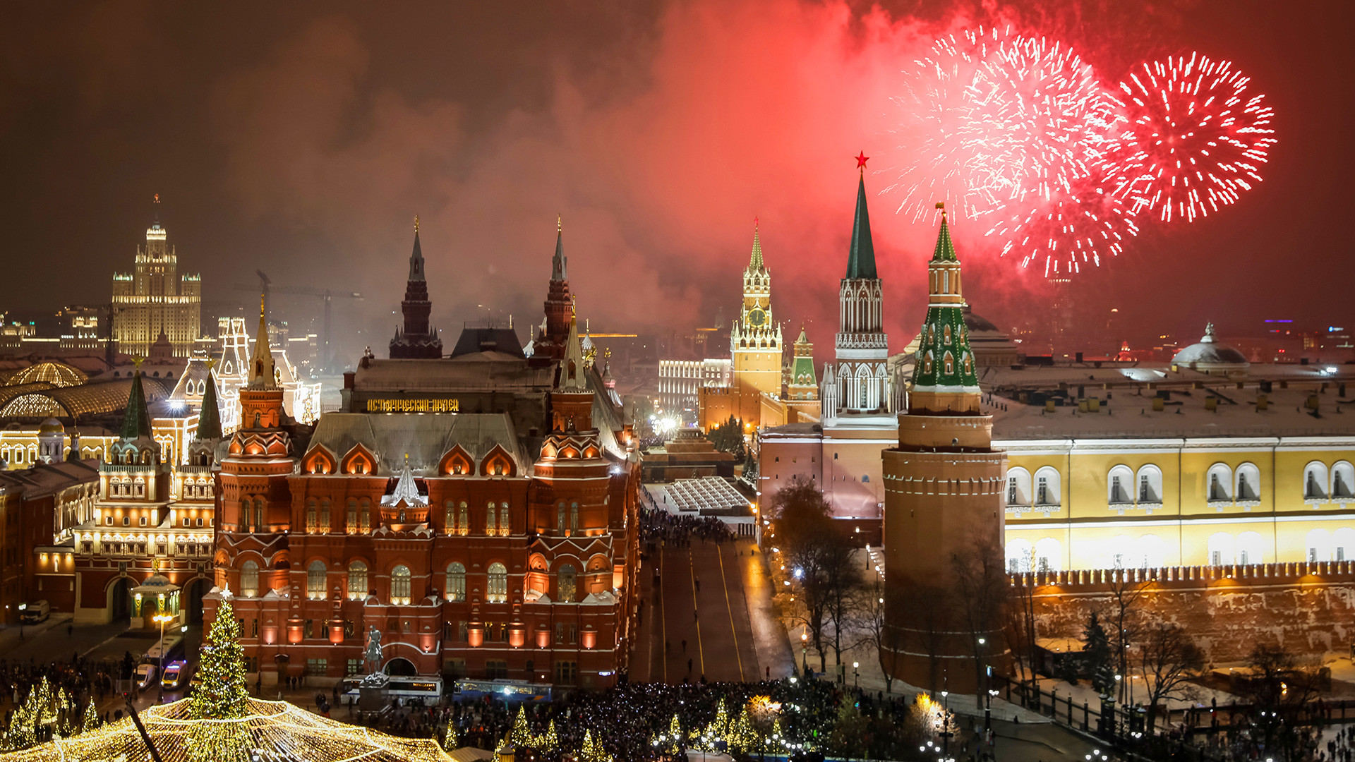 В Москве прогремел салют в честь Дня России