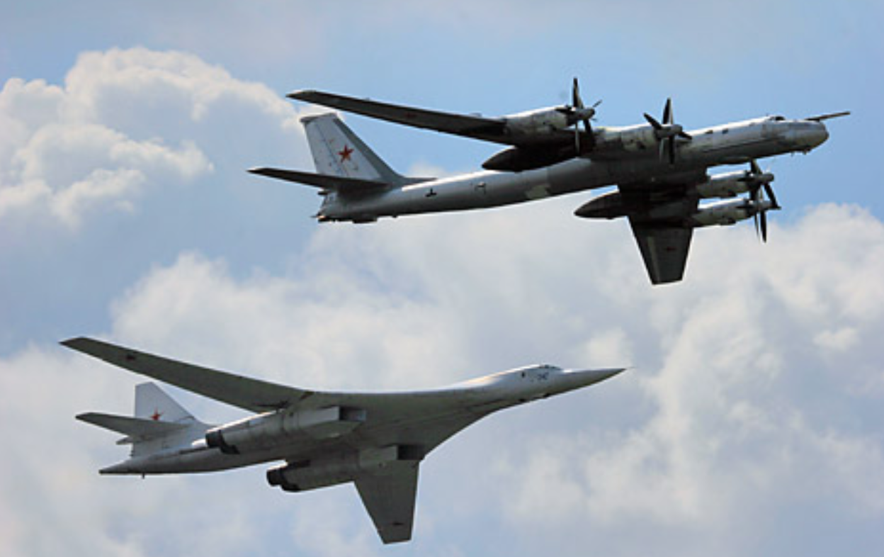Strateški bombarderi Tu-160 (lijevo) i Tu-95 (desno)