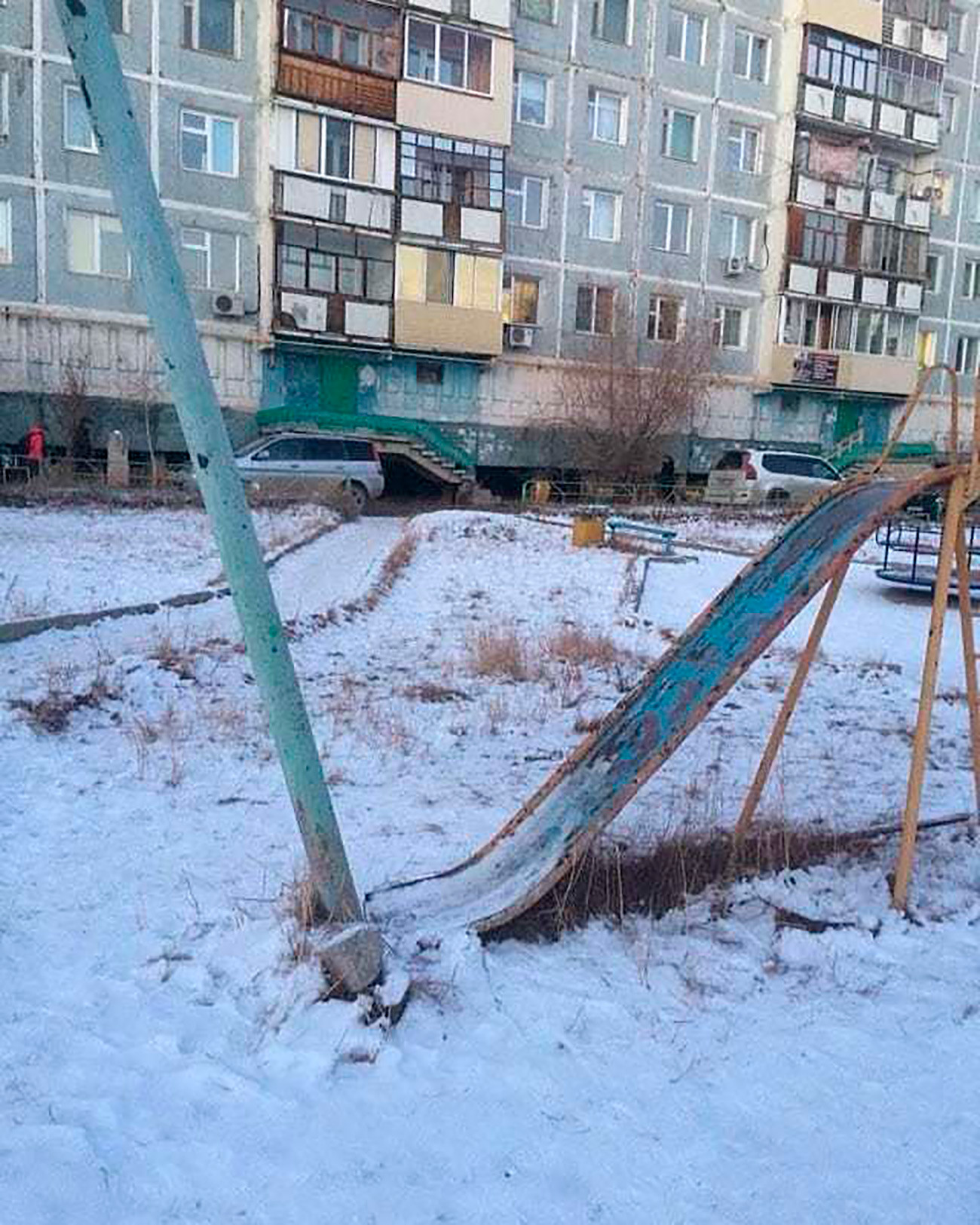 Столб подпирает детскую горку посередине. Суровые детские горки. Суровые детские площадки. Детские площадки приколы. Опасные горки для детей.