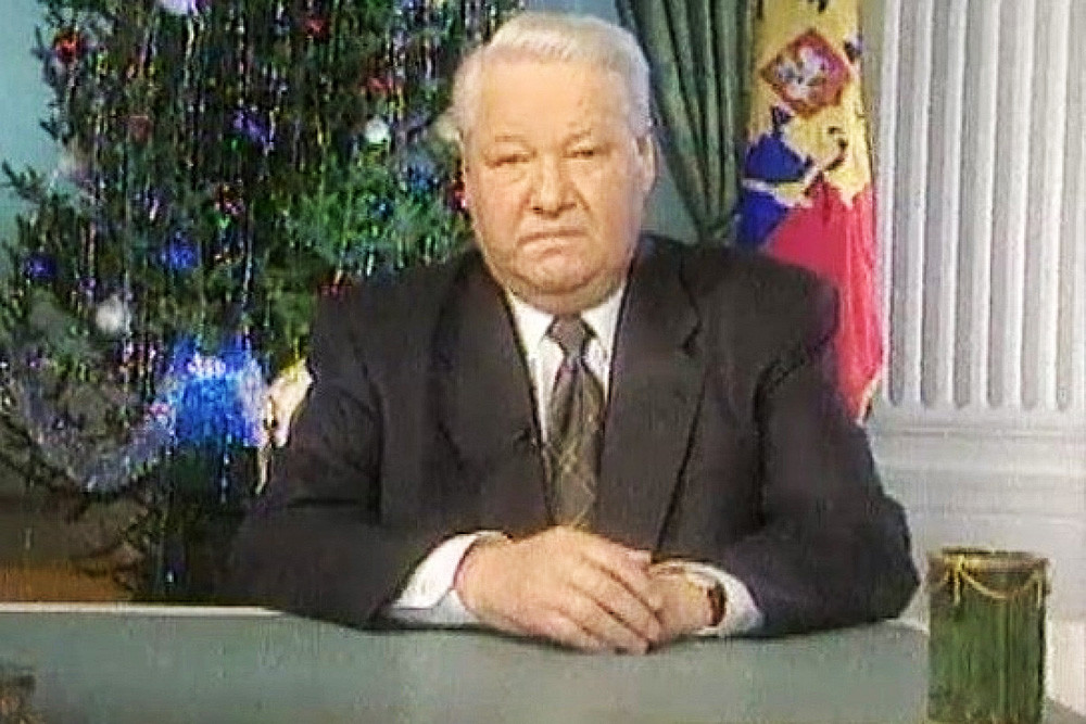 1999年の新年の辞職演説からの映像