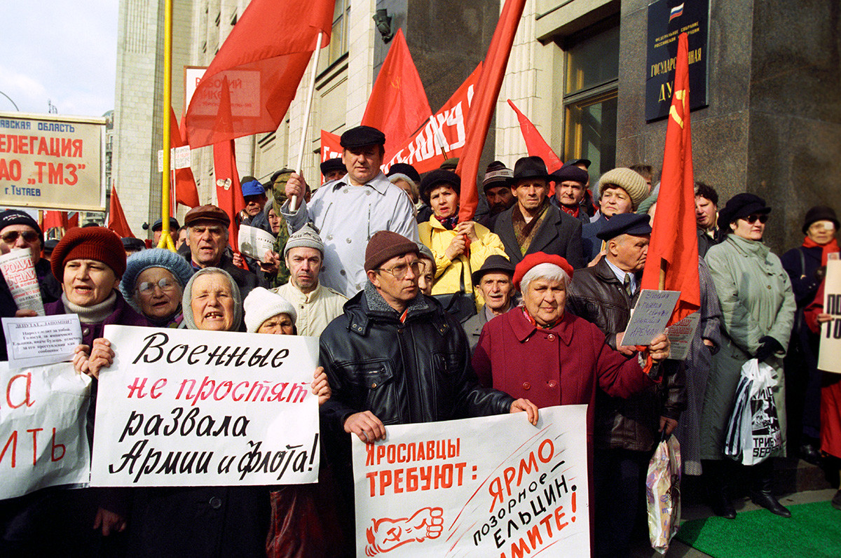 エリツィン大統領の弾劾に賛成している右派団体が国会議事堂前でデモを行う。1999年5月