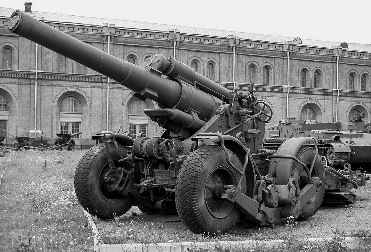 Хаубица Б-4М калибра 203 мм у Артиљеријском музеју, Санкт Петербург.