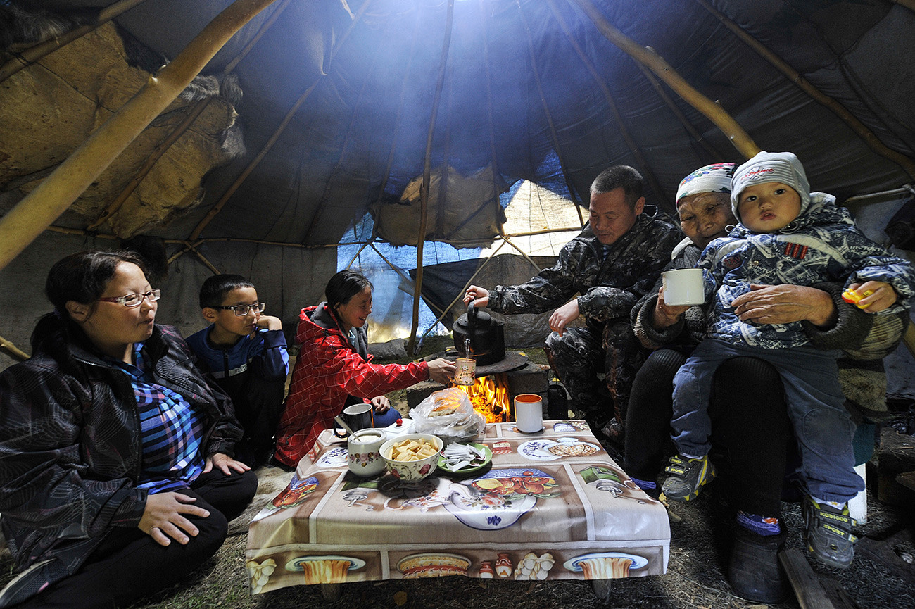 L'heure du thé dans la yourte. Matrena Mandiatova, 80 ans, cheffe de la communauté autochtone evenke, avec sa famille. Kamchatka, village d'Esso. 

