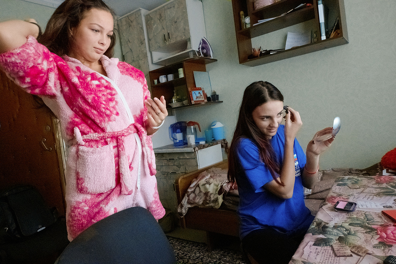 Une matinée dans le dortoir de l'Institut de culture physique, de sports et de compétences de vie. Les étudiantes Daria Maksimova et Olga Malikova. Région de Lipetsk, ville de Ielets. 

