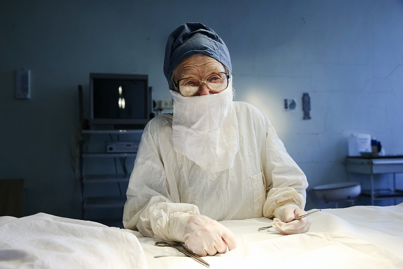 Alla Levouchkina, 90 ans, à l'hôpital clinique n°11 de la ville de Riazan. Elle est la chirurgienne la plus âgée en exercice dans le pays. 

