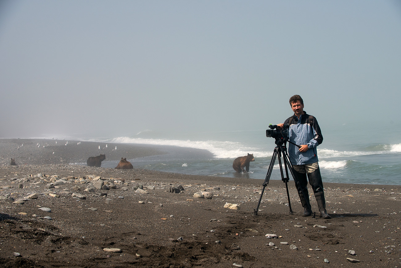 Le photographe amateur Sergueï Assaoulenko réalise des films sur les ours. Sakhaline

