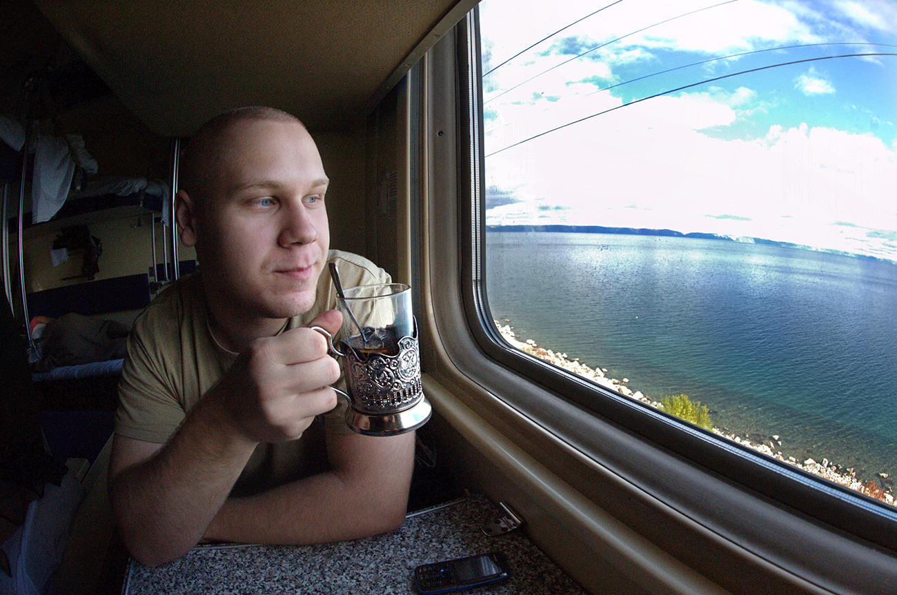 Le conscrit Alekseï Krassilnikov, à bord du train Moscou-Vladivostok, est sur le chemin du retour. On peut voir le lac Baïkal à l'extérieur. Région d'Irkoutsk

