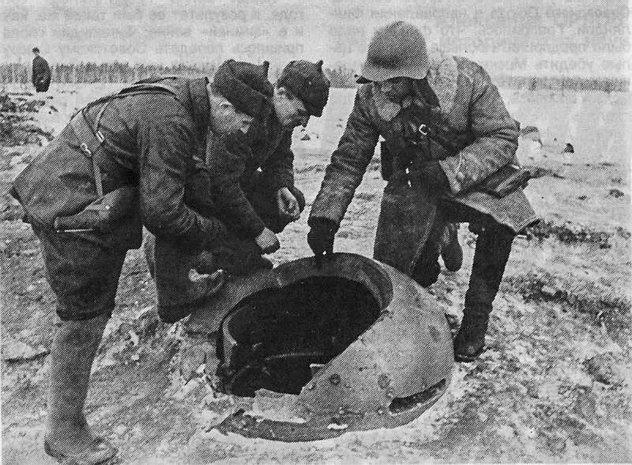 Grupa crvenoarmejaca razgleda oklopni poklopac na finskom bunkeru.
