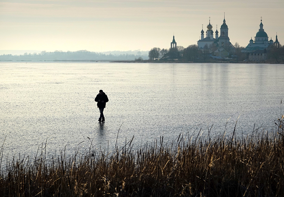 ロストフ近郊のネロ湖の凍った湖面を歩く人