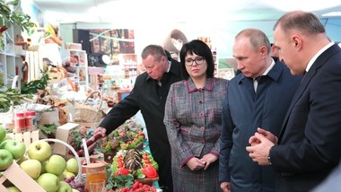 Путин се пошегува со овластениот претставник: Врати го колбасот!