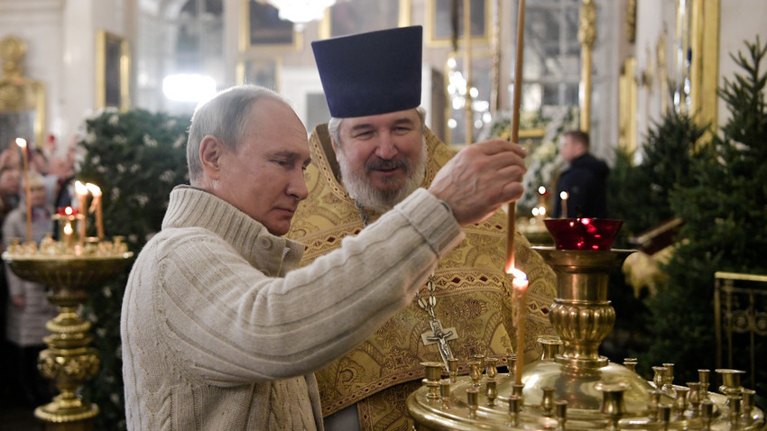 Претседателот на Русија Владимир Путин на Божиќната богослужба во Спасо-Преображенскиот храм во Санкт Петербург, Русија, 6 јануари 2020.