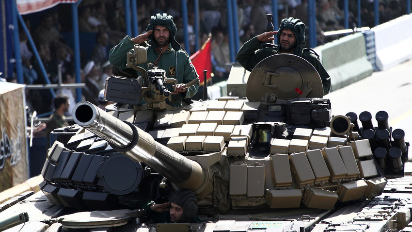 Поздрав на иранските војници на тенкот Т-72 на парадата по повод годишнината од Иранско-ирачката војна (1980-1988), Техеран, 22 септември 2014 година.