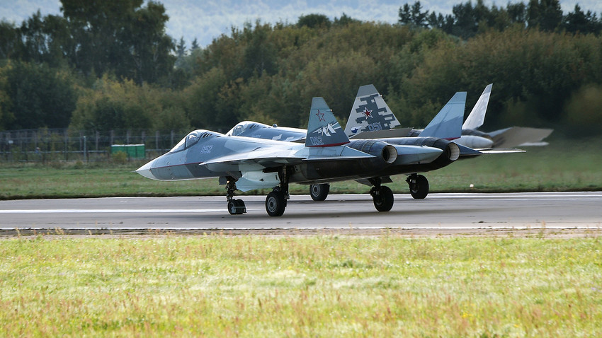 Lovački avion Su-57 "Suhoj" u akrobatskom letu na aeromitingu MAKS 2019 u gradu Žukovskom blizu Moskve, Rusija, 27. kolovoza 2019.
