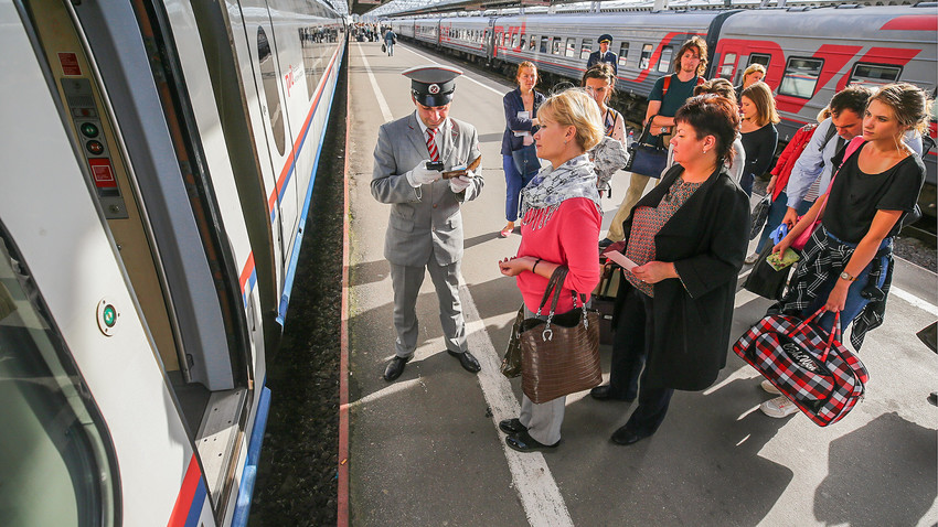 Стујард приликом провере докумената путника брзог воза „Сапсан” који саобраћа на релацији Санкт-Петербург – Москва, на Московској железничкој станици