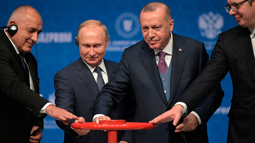トルコストリームの開業式。ブルガリアのボイコ・ボリソフ首相、ロシアのウラジーミル・プーチン大統領、トルコのレジェップ・タイイップ・エルドアン大統領、セルビアのアレクサンダル・ヴチッチ大統領。
