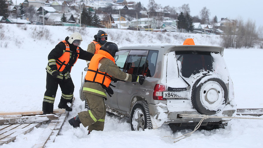 Учения по ликвидации последствий провала автомобиля под лед на переправе в Верхнеуслонском районе Татарстана, январь 2018.