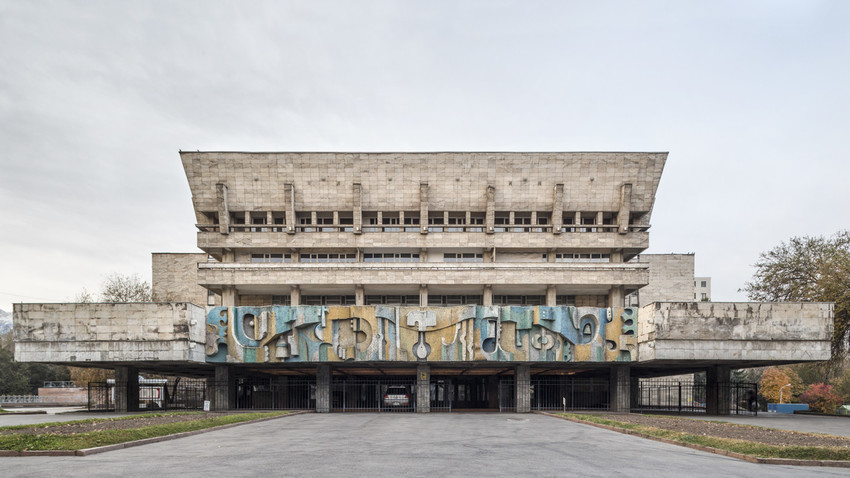 Teatro accademico statale russo per giovani e bambini (ex Palazzo della Cultura AHBK) (1981). Almaty, Kazakistan