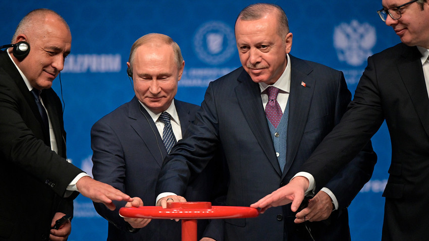 Претседателите на Русија и на Турција Владимир Путин и Реџеп Таип Ердоган на церемонијата на официјалното пуштање во работа на Турски тек во Истанбул. Со нив се и претседателот на Србија Александар Вучиќ и бугарскиот премиер Бојко Борисов, 8 јануари 2020 година.