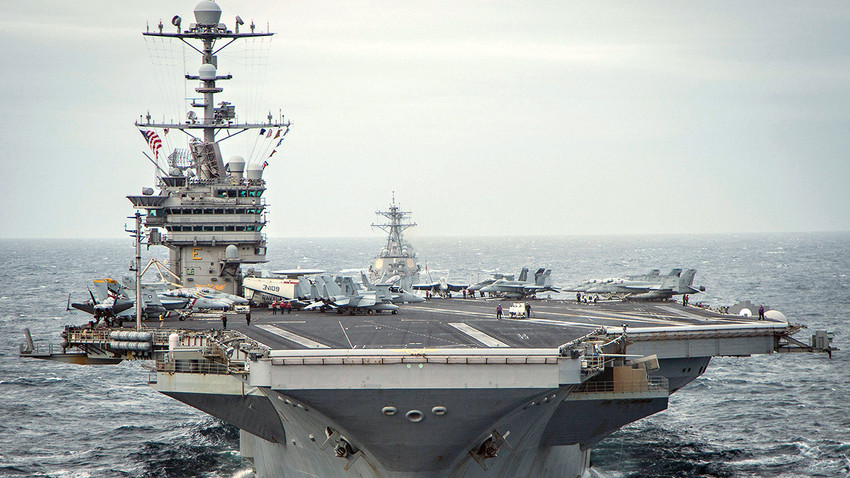 Американски ядрен самолетоносач "Джордж Вашингтон" (CVN-73).

