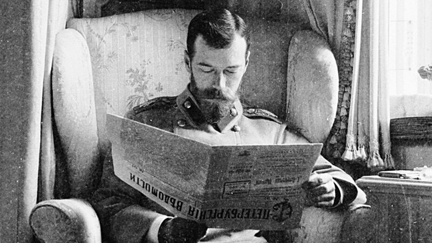 Zar Nikolaus II. liest eine Zeitung in seiner Residenz in Zarskoje Selo