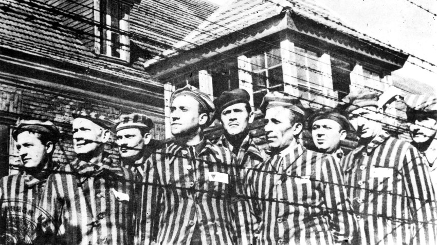 Tahanan-tahanan Kamp Konsentrasi Auschwitz.