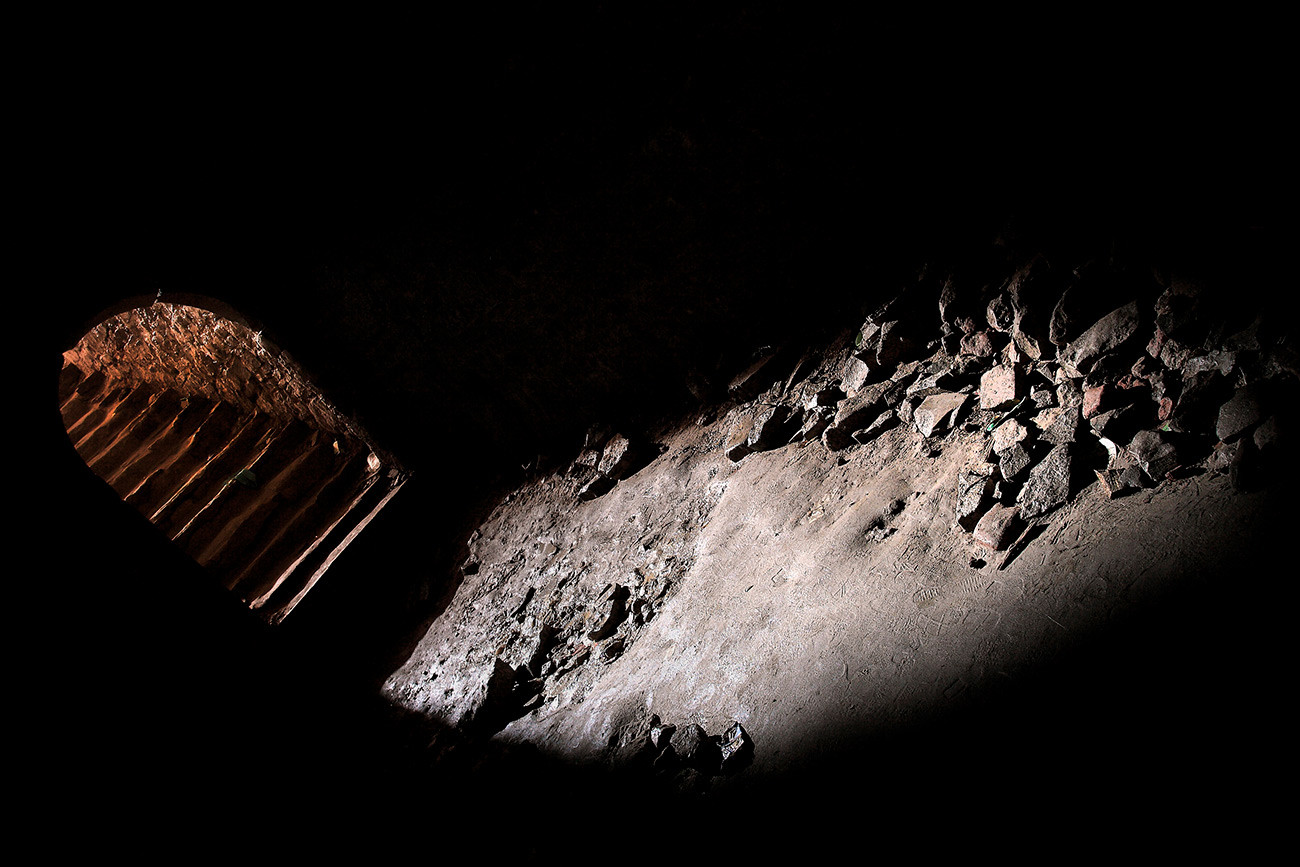Степенице у подземљу замка, мистериозни тунел.