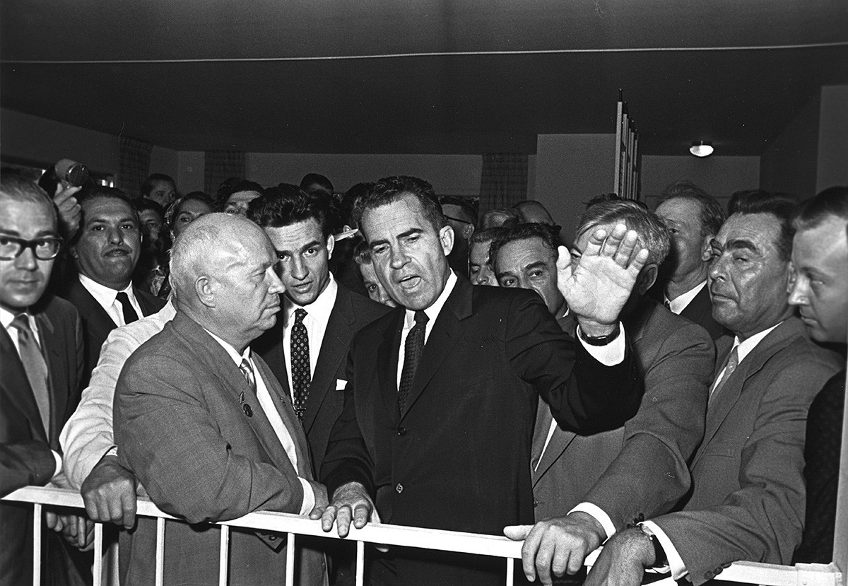 Sovjetski voditelj Nikita Hruščov (levo) in ameriški podpredsednik Richard Nixon na odprtju Ameriškega trgovskega in tehnološkega sejma v Moskvi 1959 (Z desne lahko opazite tudi Leonida Brežnjeva)

