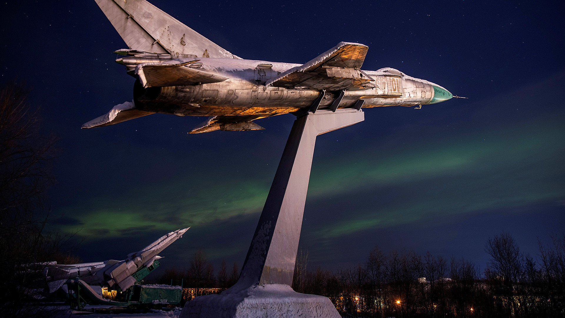 Aurora boreal sobre o monumento aos soldados do Primeiro Corpo de Defesa Aérea em Abram-Mis, nos arredores de Murmansk, no final de outubro de 2019
