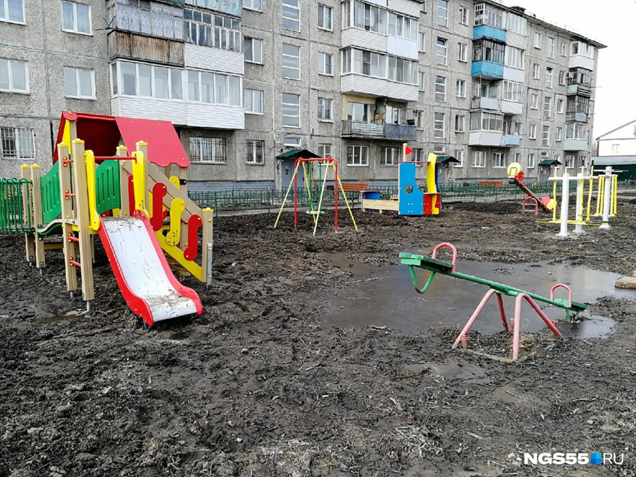 Дворы без детей. Детские дворовые площадки. Детские площадки в России. Детская площадка в России. Российские детские площадки.