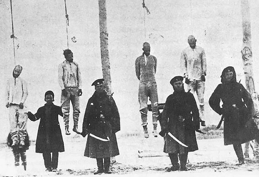 Повешенные революционеры-конституционалисты в Тебризе, 1911 г.. На переднем плане - члены Персидской казачьей дивизии.