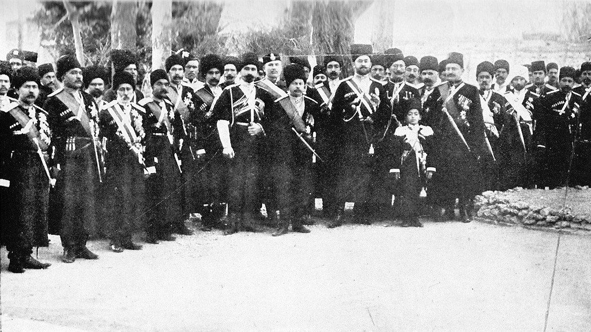 Персијска козачка бригада у Табризу, април 1909.
кавер - Официри Персијске козачке бригаде.