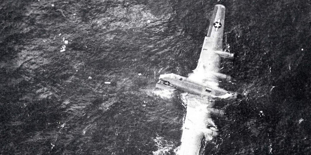 墜落した偵察機「RB-50」