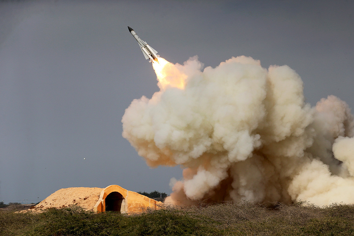 Ракета со голем дострел С-200 испукана на маневрите во пристанишниот град Бушеро, северен брег на Персискиот залив, Иран, 2006 година.